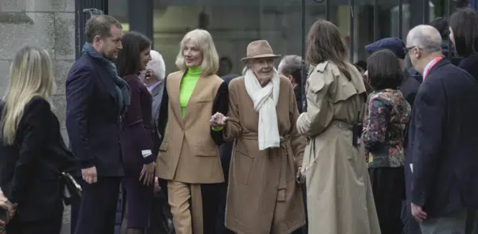 Joely Richardson, centro izquierda, y Vanessa Redgrave, centro derecha, llegan para un servicio conmemorativo en honor y celebración de la vida de Dame Vivienne Westwood en la Catedral de Southwark, en Londres, el jueves 16 de febrero de 2023. (Foto AP/Kin Cheung)