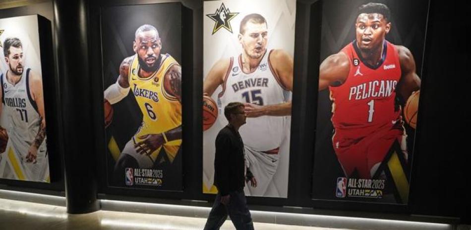 Un transeunte contempla una de las promociones realizadas por la NBA para el esperado choque.