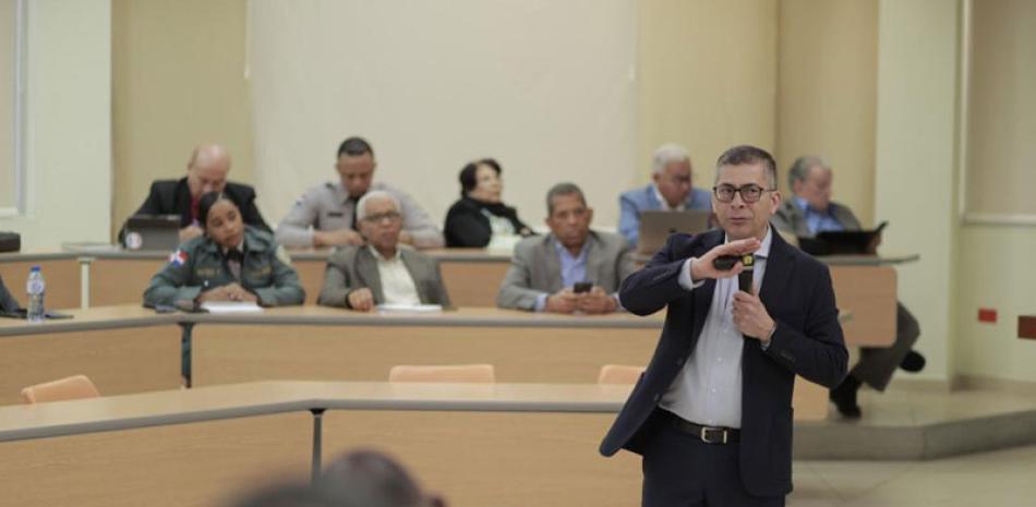El general Luis García Hernández, de Colombia, ofreció la conferencia “¡Si, se puede!”.
