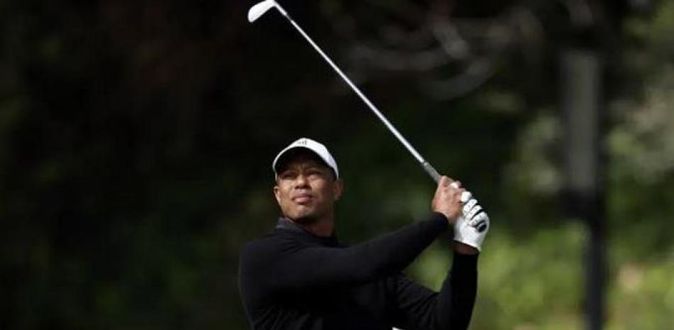 Tiger Woods espera su turno para jugar durante la segunda ronda del torneo de golf Genesis Invitational en el Riviera Country Club, el viernes 17 de febrero de 2023, en el área de Pacific Palisades en Los Ángeles. (Foto AP/Ryan Kang)