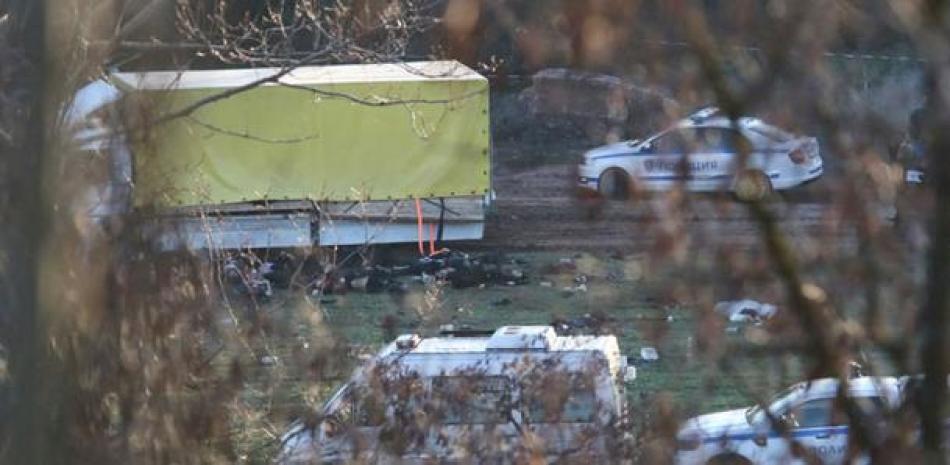 Según los primeros elementos facilitados por el gobierno, el camión transportaba ilegalmente a 52 personas escondidas entre madera. Agencias