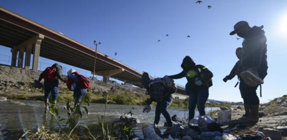 Migrantes caminan hacia la frontera entre México y Estados Unidos, en Ciudad Juárez, México, el miércoles 14 de diciembre de 2022. (AP Foto/Christian Chavez)