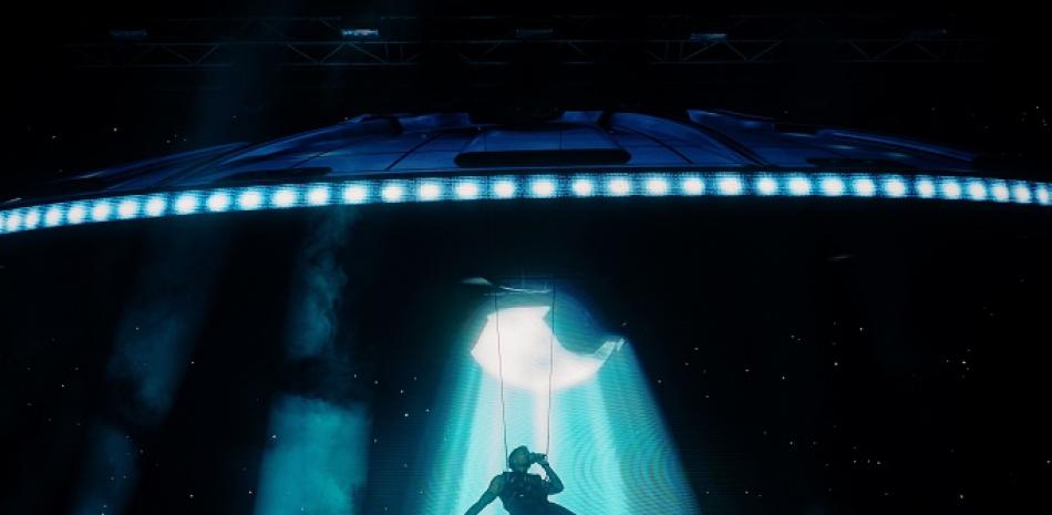 Rauw Alejandro cantando "Lejos del cielo" en su concierto en el Estadio Olimpico, donde inició anoche su gira "Saturno World Tour".