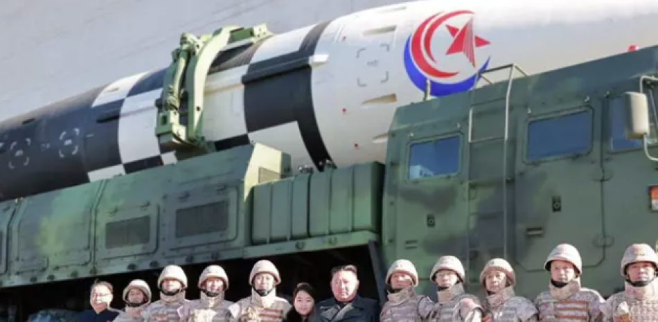 El líder norcoreano con un misil balístico intercontinental. Europa Press