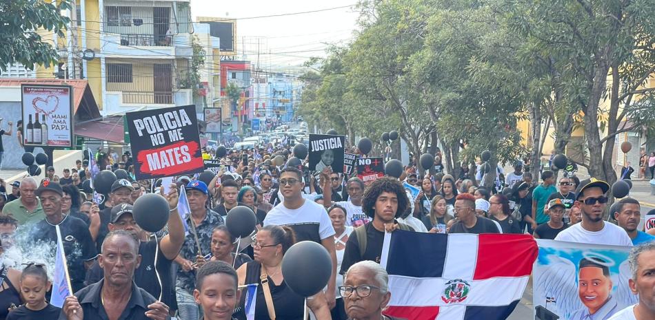 Cientos de personas marcharon por la avenida Las Carreras, hacia el área Monumental de Santiago, portando pancartas con fotografías del menor asesinado y  vociferando consignas pidiendo justicia.