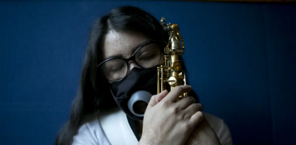 María Elena Ríos sostiene su saxofón al final de un ensayo en la facultad de música de la Universidad Nacional Autónoma de México, en la Ciudad de México, el martes 14 de febrero de 2023. (Foto AP/Ginnette Riquelme)