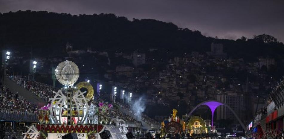 Se ve el amanecer durante el desfile de la escuela de samba Estacao Primeira de Mangueira en la primera noche del desfile del Carnaval de Río, Sambódromo Marqués de Sapucai en Río de Janeiro el 20 de febrero de 2023. MAURO PIMENTEL / AFP