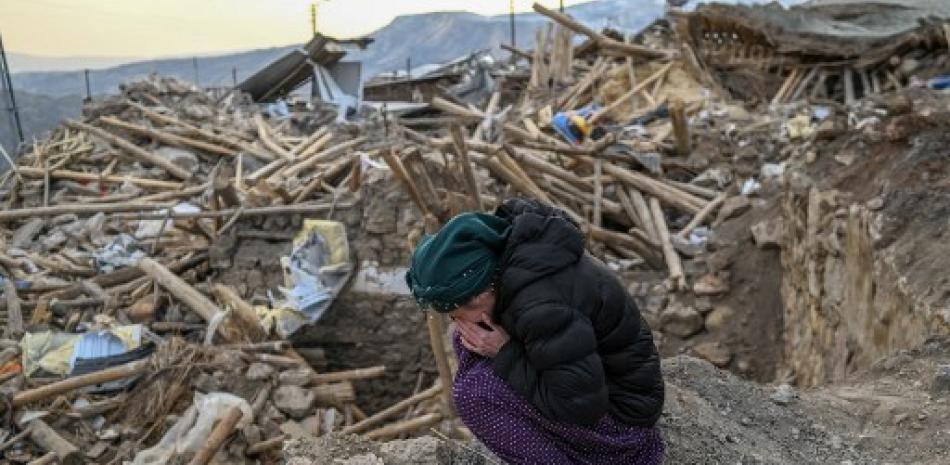 Esta fotografía tomada el 19 de febrero de 2023 muestra a una mujer llorando sentada sobre los escombros de su casa derrumbada en la aldea de Yaylakonak en el distrito de Adiyaman, una aldea de la comunidad kurda alevi donde murieron 108 personas y 170 casas se derrumbaron después de un terremoto de magnitud 7,8. partes de Turquía y Siria. Un terremoto de magnitud 7,8 golpeó cerca de Gaziantep, Turquía, en las primeras horas del 6 de febrero, seguido de otro temblor de magnitud 7,5 justo después del mediodía.