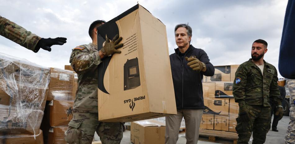 El secretario de Estado, Antony Blinken, ayuda a los EE. UU. Personal militar carga ayuda en un vehículo en la base aérea de Incirlik, cerca de Adana, Turquía, el domingo 2 de febrero de 2019. 19 de enero de 2023. (Clodagh Kilcoyne/Pool Photo vía AP)