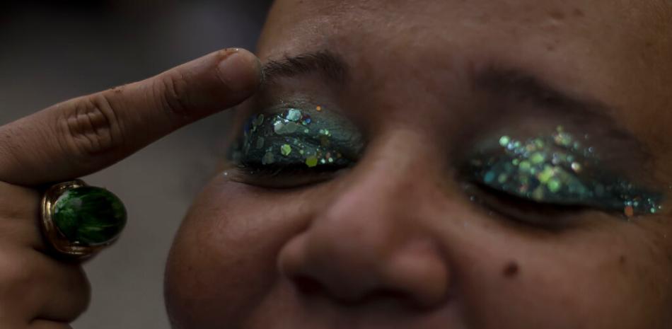 Un artista se maquilla para el inicio de las celebraciones del Carnaval en el Sambódromo de Río de Janeiro, Brasil, el domingo 19 de febrero de 2023. (Foto AP/Bruna Prado)