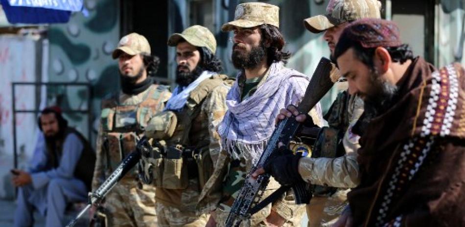 El personal de seguridad talibán hace guardia a lo largo de una carretera después de que estallaran disparos entre las fuerzas fronterizas de Afganistán y Pakistán cerca del cruce fronterizo de Torkham entre Afganistán y Pakistán, en la provincia de Nangarhar, el 20 de febrero de 2023.

Los disparos estallaron entre las fuerzas fronterizas de Afganistán y Pakistán el 20 de febrero después de que las autoridades talibanes cerraran el cruce más transitado del país con su vecino del este, dijeron las autoridades.

Shafiullah KAKAR / AFP