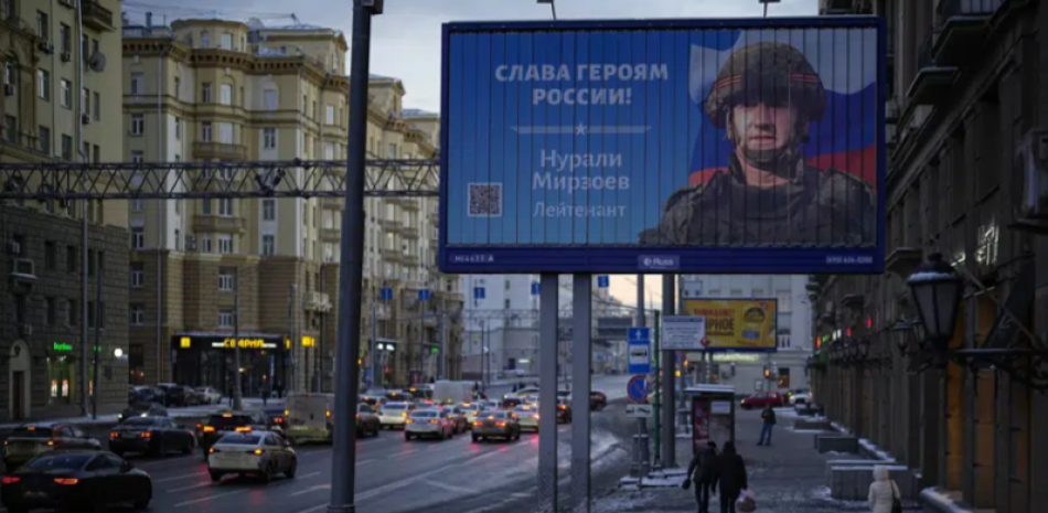 Un cartel en Moscú, Rusia, el miércoles 16 de noviembre de 2022, muestra la imagen de un soldado ruso que recibió una medalla por sus acciones en Ucrania. Se han colocado carteles similares por la capital rusa en homenaje a militares que han combatido en Ucrania. (AP Foto, Archivo)