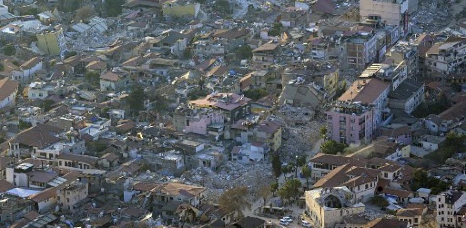 Una fotografía aérea tomada el 20 de febrero de 2023 muestra edificios y casas derrumbados en Antakya, al sur de Turquía. Un terremoto de magnitud 7,8 golpeó cerca de Gaziantep, Turquía, en las primeras horas del 6 de febrero, seguido de otro temblor de magnitud 7,5 poco después del mediodía. Los terremotos causaron una destrucción generalizada en el sur de Turquía y el norte de Siria y mataron a más de 44.000 personas. Yasin AKGUL / AFP