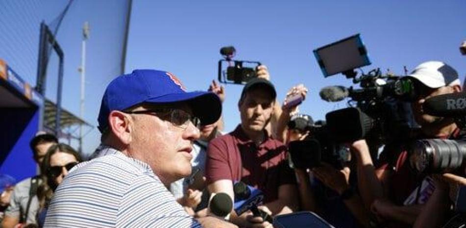El dueño de los Mets de Nueva York Steve Cohen habla con periodistas, el lunes 20 de febrero de 2023.