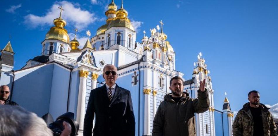 El presidente de los EE. UU., Joe Biden (izq.), camina junto al presidente de Ucrania, Volodymyr Zelensky (2nr R), frente a la catedral de San Miguel con las Cúpulas Doradas, cuando llega de visita a Kiev el 20 de febrero de 2023. El presidente de los EE. UU., Joe Biden, hizo un viaje sorpresa a Kiev el 20 de febrero de 2023, antes del primer aniversario de la invasión rusa de Ucrania, vieron los periodistas de AFP. Biden se reunió con el presidente ucraniano Volodymyr Zelensky en la capital ucraniana en su primera visita al país desde el inicio del conflicto.
Dimitar DILKOFF / AFP