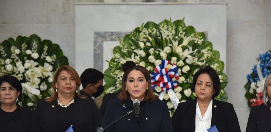 La ministra de la mujer, Mayra Jiménez realiza ofrenda floral en el Altar de la Patria  / Jorge Martínez