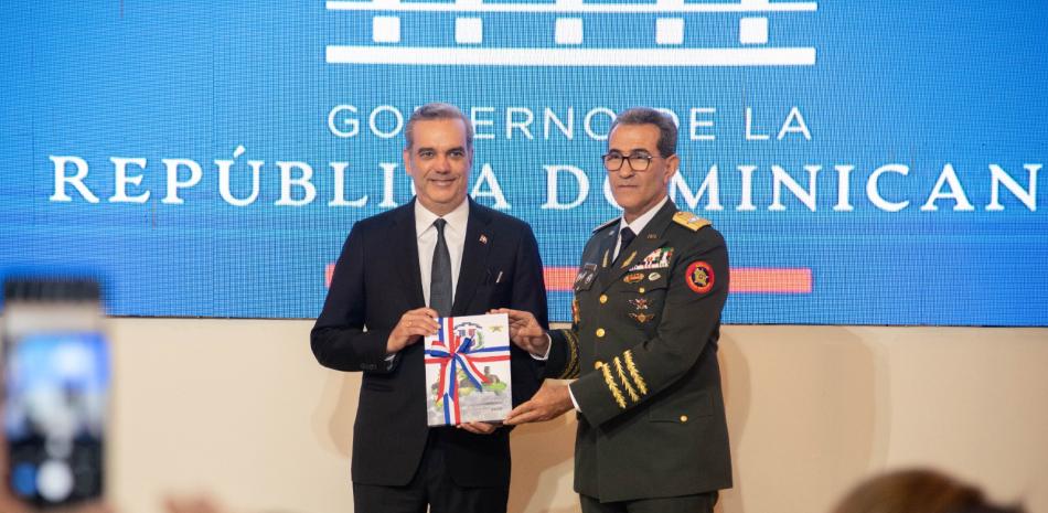 Luis Abinader junto al ministro de Defensa Carlos Luciano Díaz Morfa. Foto: Fuente externa