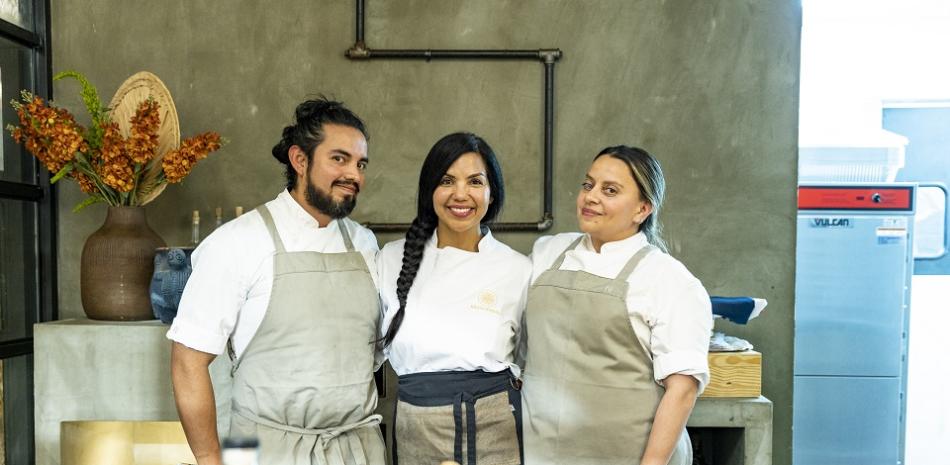 Los chefs Alejandro Chamorro, Inés Páez (chef Tita) y Pía Salazar.