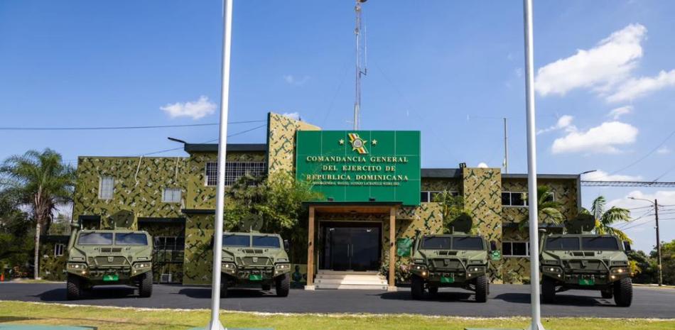 Fueron recibidos cuatro vehículos blindados por las Fuerzas Armadas de República Dominicana (FARD).