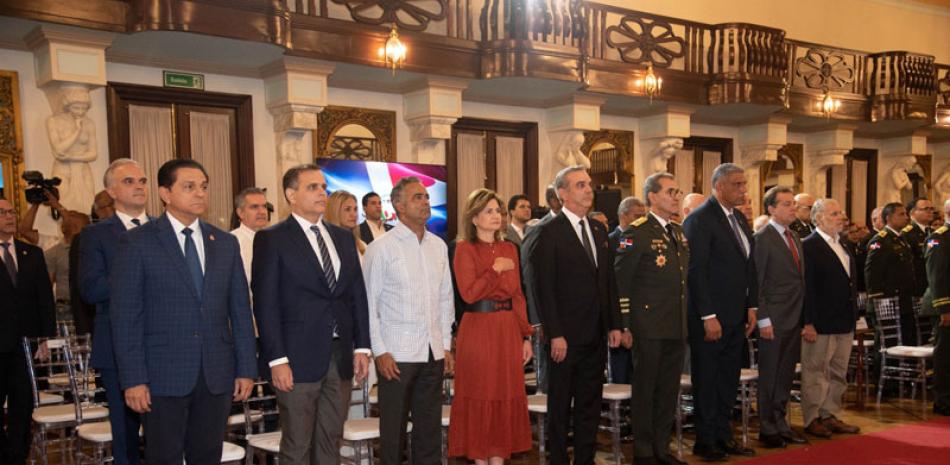 El presidente Luis Abinader junto a funcionarios y personalidades durante la presentación del Libro Blanco. Fuente externa.