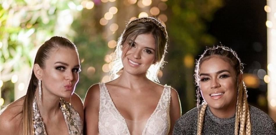 De izquierda a derecha: Verónica Giraldo Navarro, Jessica Giraldo Navarro y Karol G (Carolina Giraldo Navarro) en la boda de Jessica. Foto: Instagram