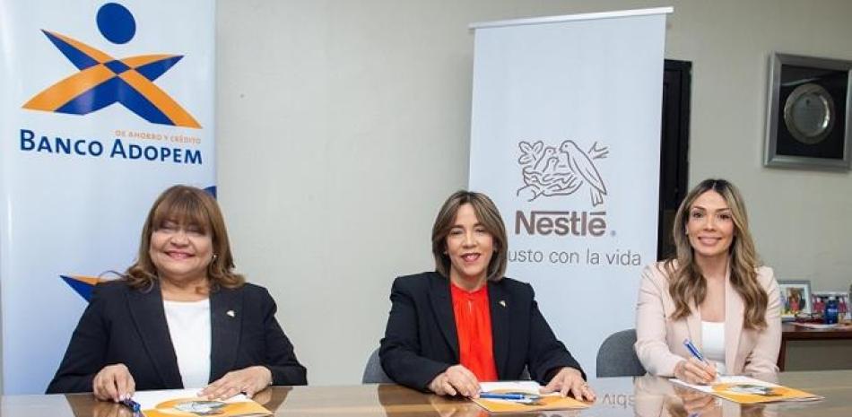 Eva Carvajal de Toribio, Mercedes Canalda de Beras-Goico y Patricia Mejía.
