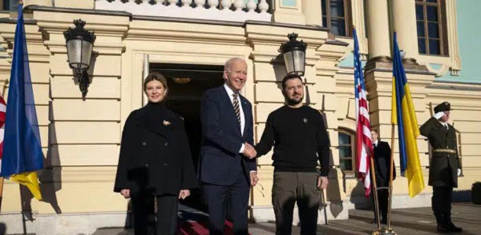 El presidente de Estados Unidos, Joe Biden, en el centro, estrecha la mano de su contraparte ucraniana, Volodymyr Zelenskyy, mientras posan junto a Olena Zelenska, esposa del presidente Zelenskyy, en el Palacio de Mariinsky, ayer. AP