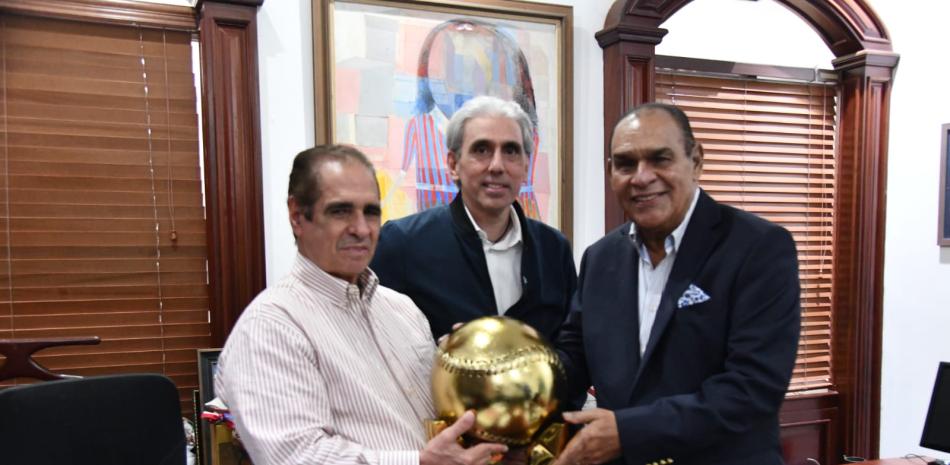 Desde la izquierda, Héctor J. Cruz, Editor Deportivo, Ricardo Ravelo, presidente de los Tigres del Licey y Miguel Franjul, director de LISTÍN DIARIO, posan con el trofeo de campeón de la Serie del Caribe.