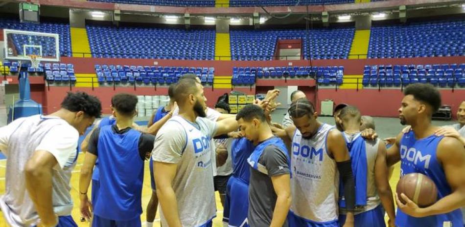 Los jugadores dominicanos se agrupan en el centro de la cancha luego de terminar una de las prácticas en Panamá.