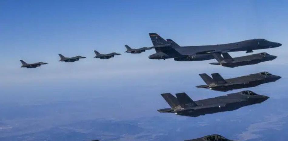 El Ministerio de Defensa de Corea del Sur emitió esta foto, en la que un bombardero B-1B de la Fuerza Aérea de EE.UU., centro, vuela en formación de combate con jets F-35A de la Fuerza Aérea Surcoreana, abajo, y jets F-16 de la Fuerza Aérea de Estados Unidos, arriba, sobre la Península de Corea del Sur. ap
