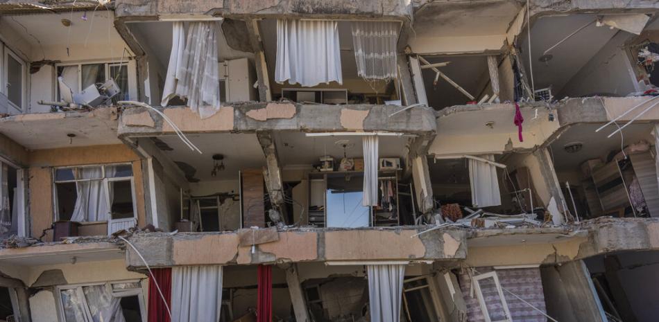 Una vista de un edificio destrozado el miércoles 15 de febrero de 2023, luego de los sismos que sacudieron Antioquía, en el sureste de Turquía.

Foto: AP/Bernat Armangue
