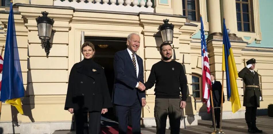 Joe Biden junto a Volodomir Zelensky en su visita sorpresa a Kiev, Ucrania. AFP