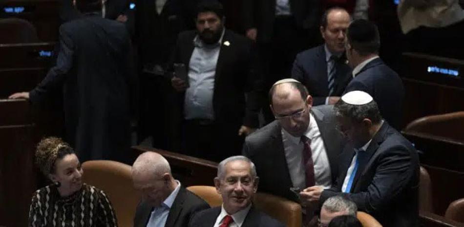 El primer ministro de Israel, Benjamin Netanyahu, en el centro, y los legisladores felicitan al ministro de Justicia, Yariv Levin, ayer en la Knesset. AP