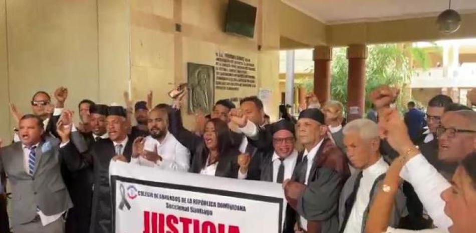 Abogados de Santiago protestan ante el Palacio de Justicia de esa ciudad. Captura de video.