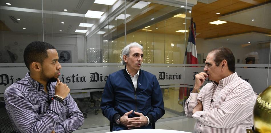 Ravelo visitó las instalaciones del periódico Listín Diario en principio de semana y fue entrevistado por el editor deportivo Héctor J. Cruz y el redactor Marcos Nivar.  Foto: Glauco Moquete.