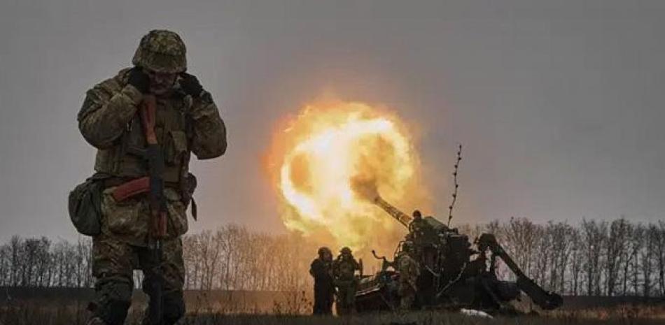 Soldados ucranianos disparan un sistema de artillería Pion contra posiciones rusas cerca de Bakhmut, en Donetsk, Ucrania, el viernes 16 de diciembre de 2022.  AP