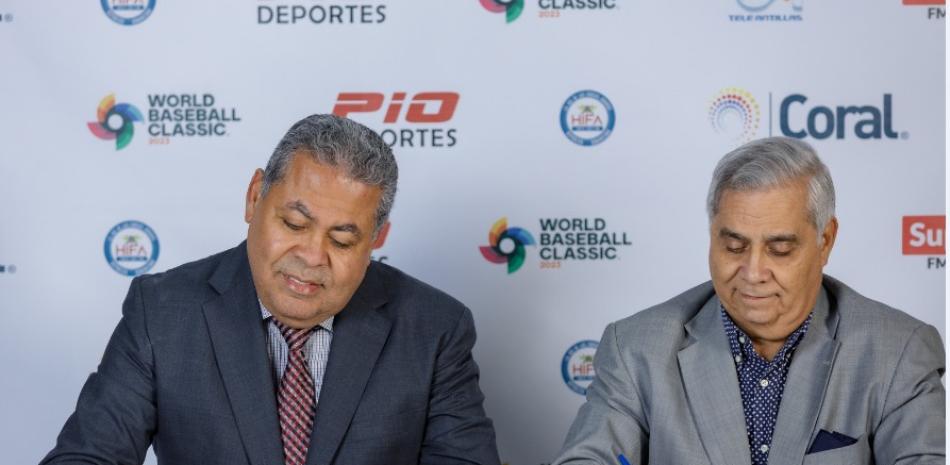 José Pío Santana y Valentín Báez suscriben el acuerdo para la transmisión por televisión y radio del Clásico Mundial de Béisbol.