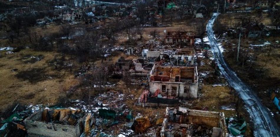 Esta fotografía aérea muestra edificios residenciales destruidos en el pueblo de Bohorodychne, región de Donetsk, el 21 de febrero de 2023, en medio de la invasión rusa de Ucrania. Ihor TKACHOV / AFP