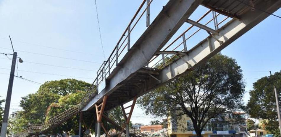 El puente peatonal tiene un enorme agujero en el medio y está a punto de desplomarse. Foto: Jorge Martínez.
