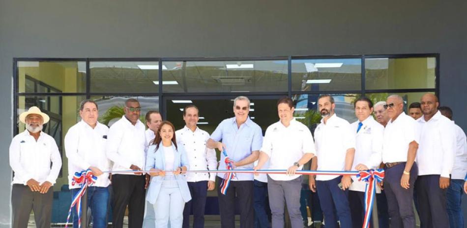El presidente Luis Abinader inauguró ayer el hosptial de Villa Hermosa, La Romana, así como la entrada de esta ciudad, asfaltado de calles y construcción de aceras y contenes.