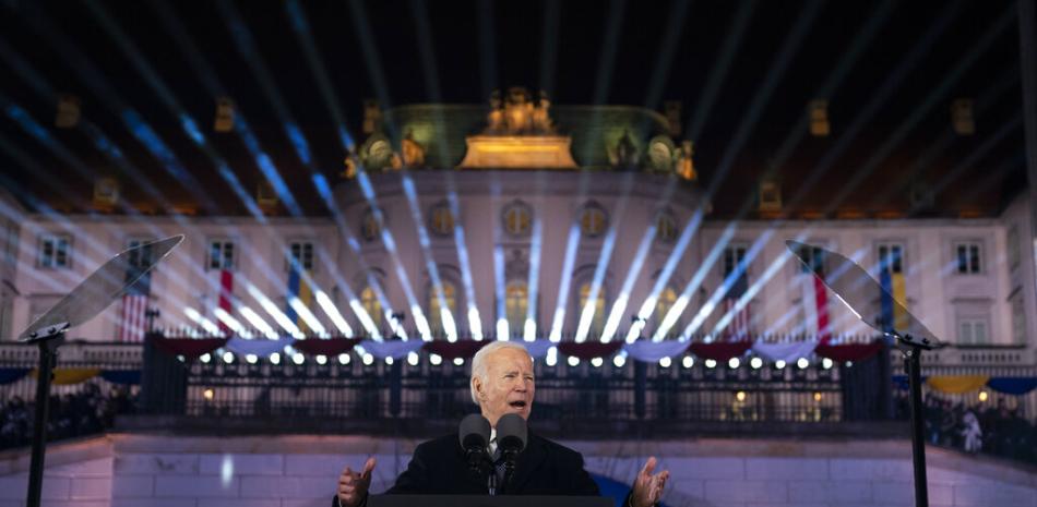 El presidente de EEUU, Joe Biden, pronuncia un discurso en el Castillo Real de Varsovia, Polonia, el martes 21 de febrero de 2023. (AP Foto/ Evan Vucci)