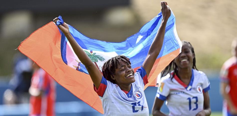 Ruthny Mathurin, de Haití, festeja la victoria sobre Chile, que dio a su equipo el pasaje al Mundial, el miércoles 22 de febrero de 2023, en Auckland, Nueva Zelanda.