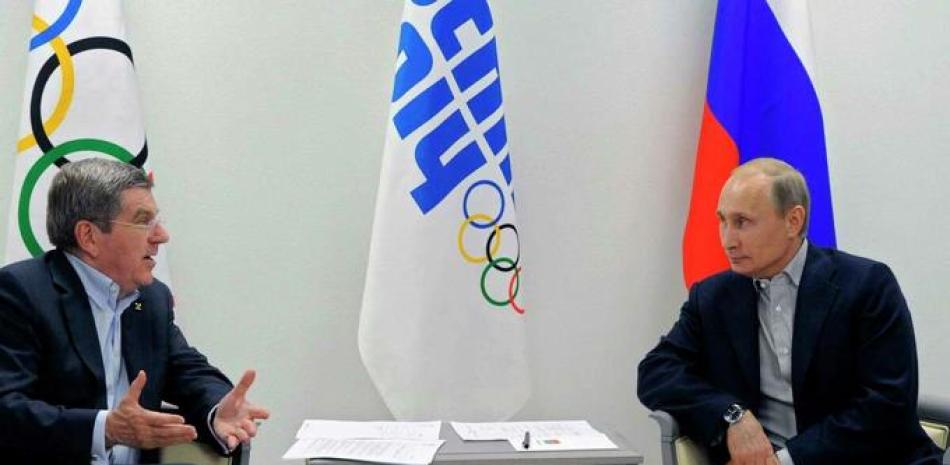 El presidente de Rusia Vladimir Putin con el presidente del Comité Olímpico Internacional Thomas Bach en una reunión en el Ice Dome en Sochi, Rusia en 2014.