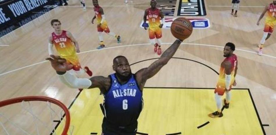 LeBron James (6) se alista para retacar el balón durante la primera mitad del Juego de Estrellas del baloncesto de la NBA, en Salt Lake City.