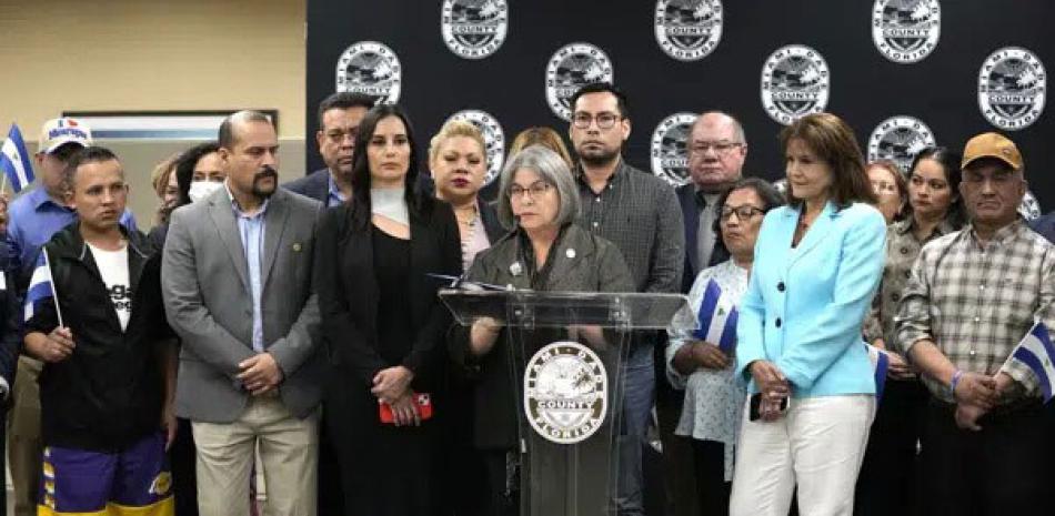 La alcaldesa de Miami-Dade, Daniella Levine Cava, al centro, habla junto a funcionarios y opositores nicaragüenses recient liberados, el 15 de febrero pasado. AP