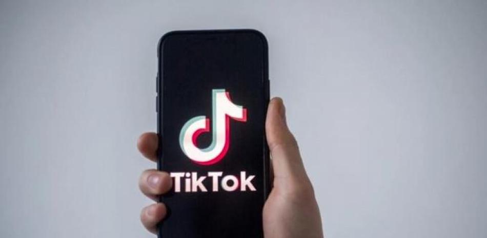 La Comisión Europea, el brazo ejecutivo de la Unión Europea vetó el uso de la aplicación de difusión de videos TikTok en sus teléfonos portátiles y dispositivos oficiales, en una decisión que la firma consideró "equivocada" / AFP/Archivos