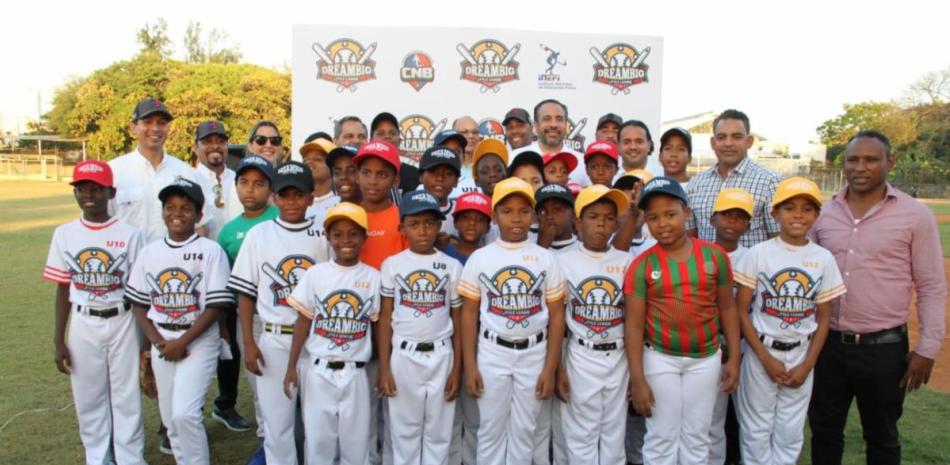 Parte de los niños que forman parte de Dream Big Little League durante el acto realizado en el Hogar Escuela Santo Domingo Savio.