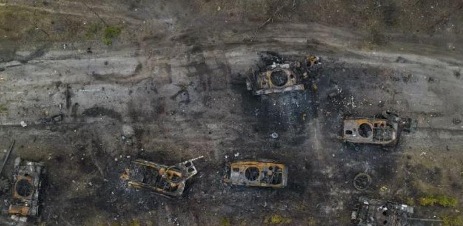Vehículos blindados rusos Rusia Destruidos se ven a las afueras de Kiev, Ucrania, el 31 de marzo de 2022. En el año transcurrido desde que invadió Ucrania, la desinformación y la propaganda se han convertido en armas claves en el arsenal del Kremlin. (AP)