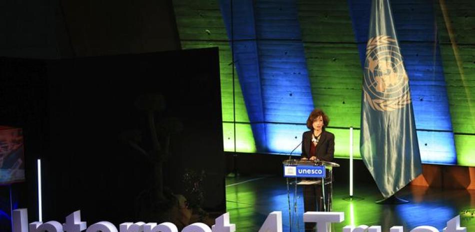 La directora general de la UNESCO, Audrey Azoulay, pronuncia un discurso durante una conferencia sobre las directrices para regular las plataformas digitales, el miércoles 22 de febrero de 2023, en París.

Foto: AP/Aurelien Morissard