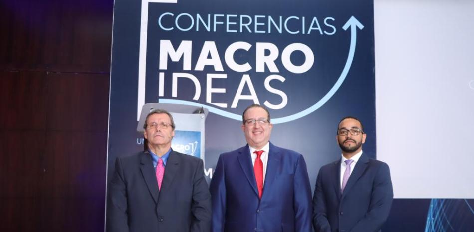 Alberto Barreix, asesor fiscal internacional,  Magín Díaz, economista y Edgar Morales, socio de Ecomod.